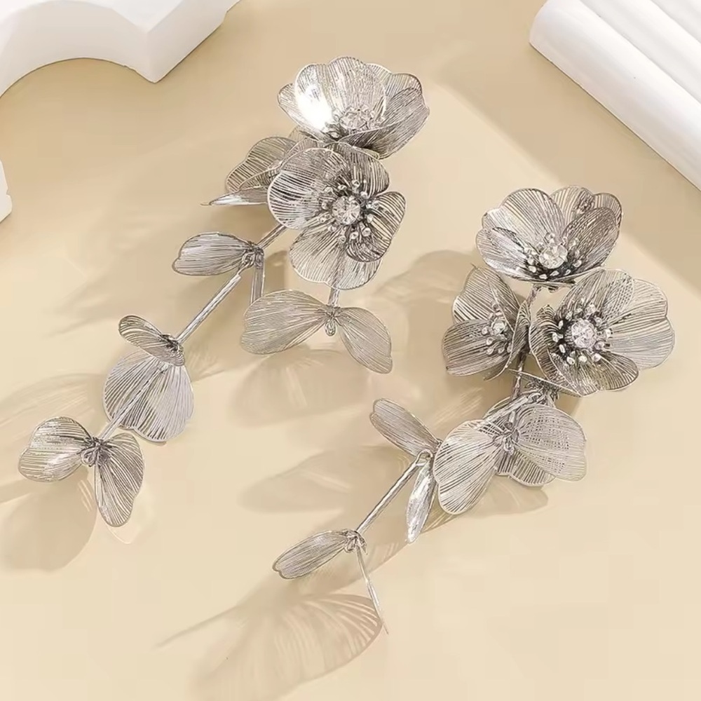 Zara Silver Floral Drop Earrings
Kate Middleton earrings - Picture 3 of 5